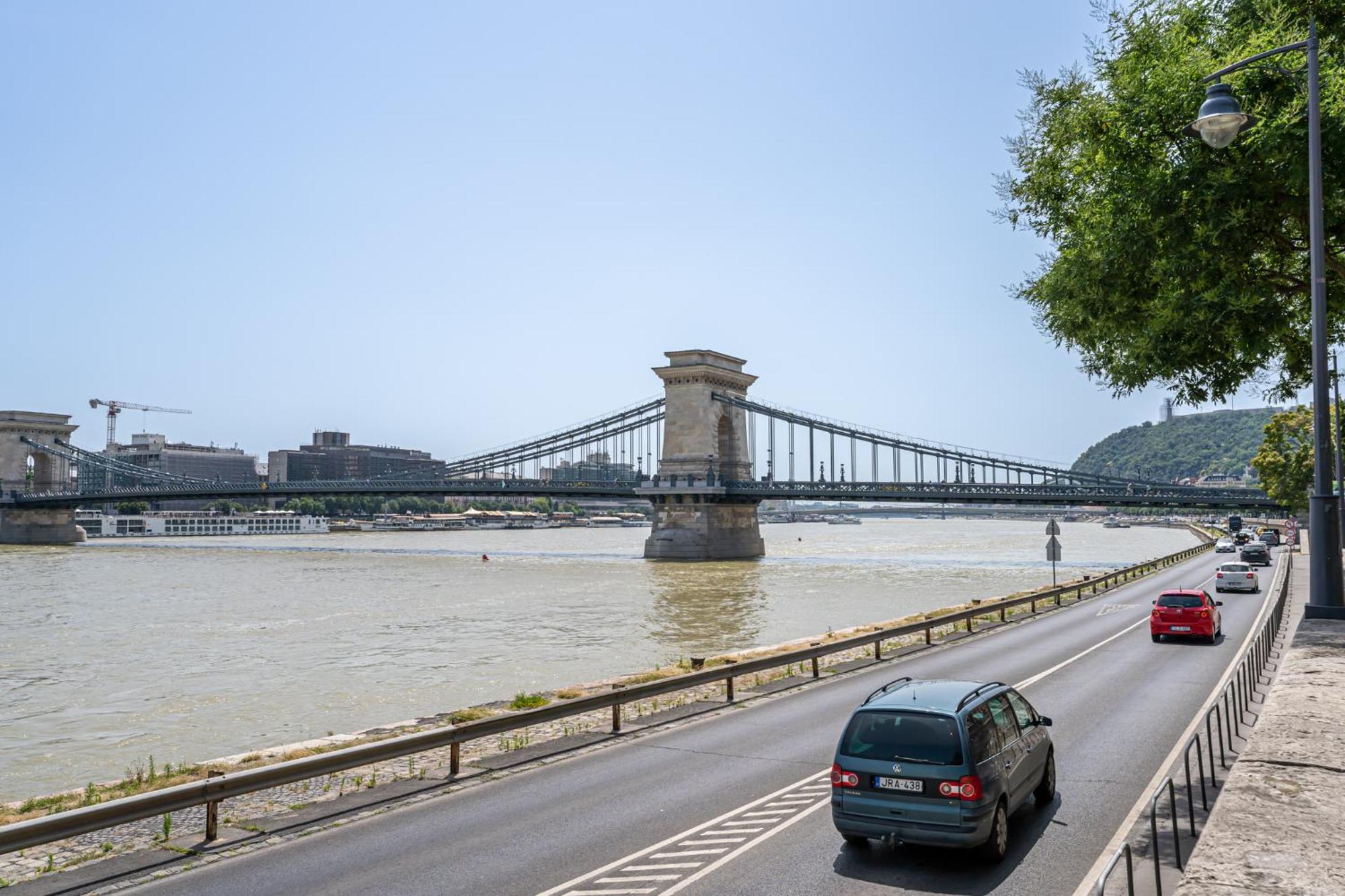 Danube Waterfront View At Chain Bridge บูดาเปสต์ ภายนอก รูปภาพ